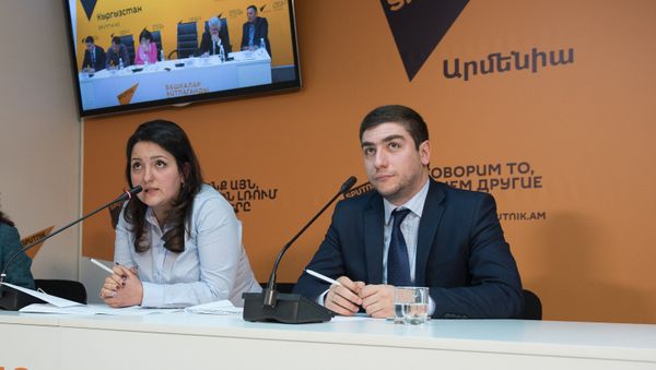 Участники видеомоста Армения-Кыргызстан: экономическое партнерство и перспективы Цовинар Костанян и Арман Гукасян - Sputnik Армения