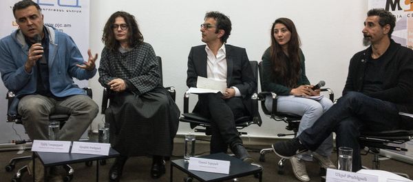 Члены организации организации Гражданин-наблюдатель Эрик Назарян, Арсине Ханджян, Атом Эгоян и Серж Танкян Члены организации организации Гражданин-наблюдатель Эрик Назарян, Арсине Ханджян, Атом Эгоян и Серж Танкян - Sputnik Армения
