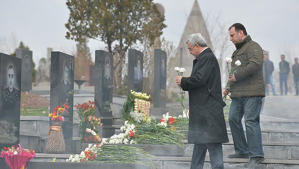 Президент РА Серж Саргсян в сопровождении Министра обороны РА Вигена Саргсяна и высшего офицерского состава ВС посетил воинский пантеон Ераблур - Sputnik Армения