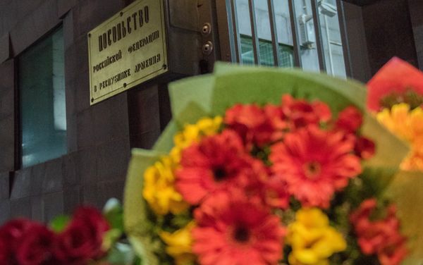 Цветы у посольств РФ в странах мира в память о погибших при взрыве в Санкт-Петербурге - Sputnik Армения