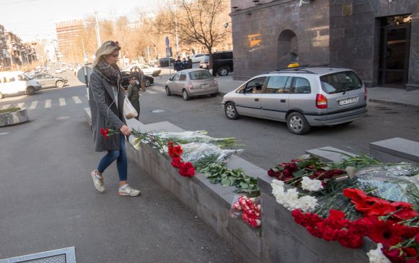 Цветы у посольств РФ в странах мира в память о погибших при взрыве в Санкт-Петербурге - Sputnik Армения