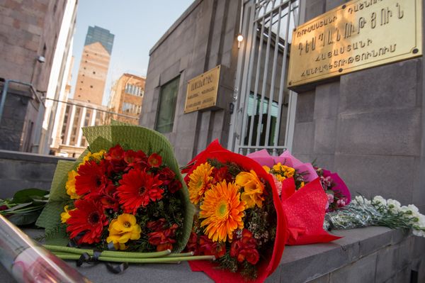 Цветы у посольств РФ в странах мира в память о погибших при взрыве в Санкт-Петербурге - Sputnik Армения