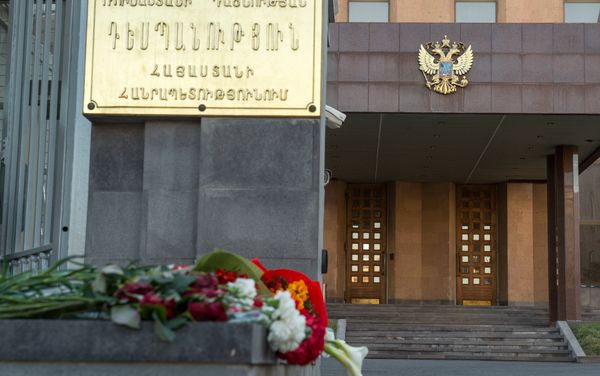 Цветы у посольств РФ в странах мира в память о погибших при взрыве в Санкт-Петербурге - Sputnik Армения