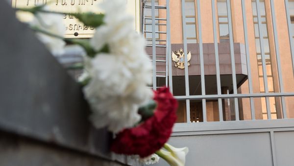 Цветы у посольств РФ в странах мира в память о погибших при взрыве в Санкт-Петербурге - Sputnik Армения