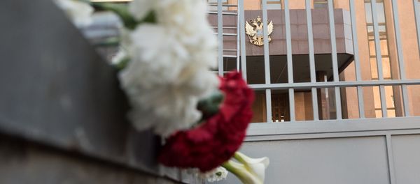 Цветы у посольств РФ в странах мира в память о погибших при взрыве в Санкт-Петербурге - Sputnik Արմենիա