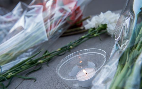 Цветы у посольств РФ в странах мира в память о погибших при взрыве в Санкт-Петербурге - Sputnik Армения