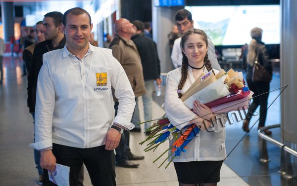 В аэропорту Звартноц женщин встретили с цветами В аэропорту Звартноц женщин встретили с цветами - Sputnik Армения