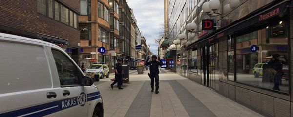 Грузовик въехал в толпу людей в центре Стокгольма - Sputnik Армения
