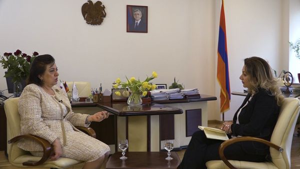 Հրանուշ Հակոբյանը Մայրության և գեղեցկության տոնի մասին օրենքն ընդունել է պատգամավորների կանանց և օպերատորների օգնությամբ - Sputnik Արմենիա