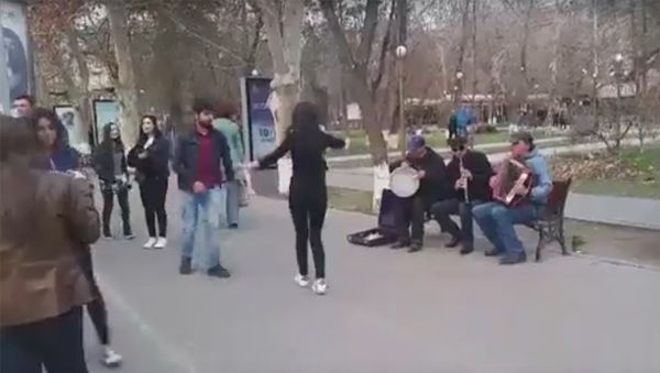 Грузинские танцы в центре Еревана - Sputnik Армения
