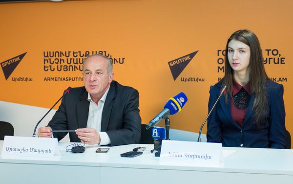 Арташес Мадоян и Эмма Погосова - Sputnik Армения