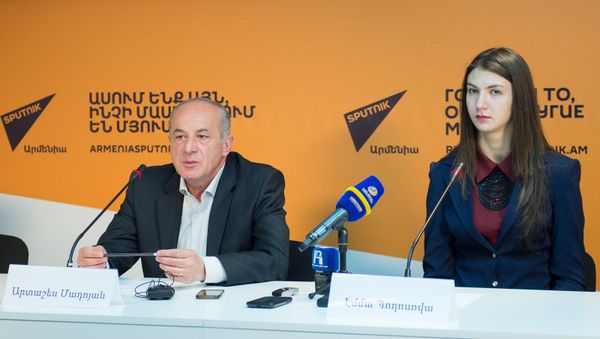 Арташес Мадоян и Эмма Погосова - Sputnik Армения