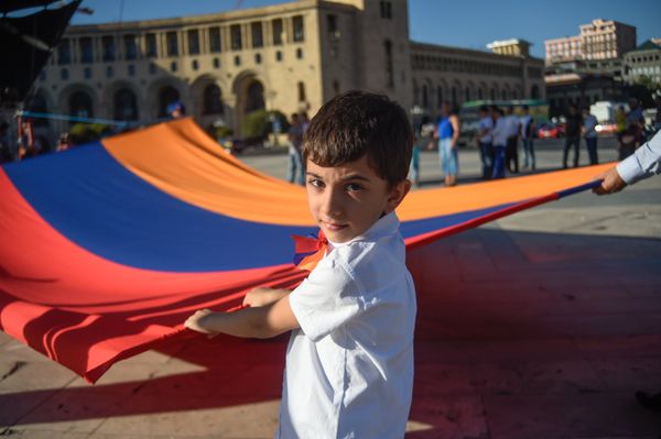 Дети на площади Республики Армения с флагом Армении - Sputnik Армения