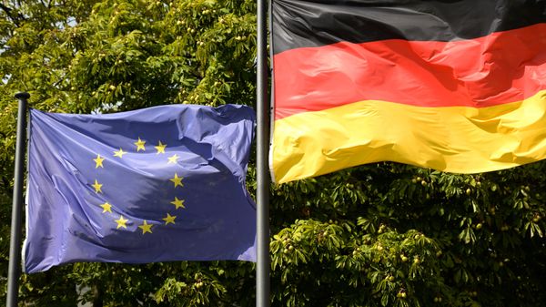Флаги Евросоюза и Германии в Берлине - Sputnik Армения