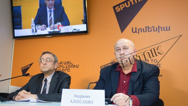 ՀՀ առևտրաարդյունաբերական պալատի գործադիր տնօրեն Անդրանիկ Ալեքսանյանն ու Հայաստանի արդյունաբերողների և գործարարների միության գործադիր տնօրեն Էդուարդ Կիրակոսյանը - Sputnik Արմենիա
