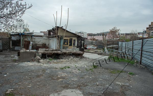 Ֆիրդուսի շուկայի տարածքում Ֆիրդուսի շուկայի տարածքում - Sputnik Արմենիա