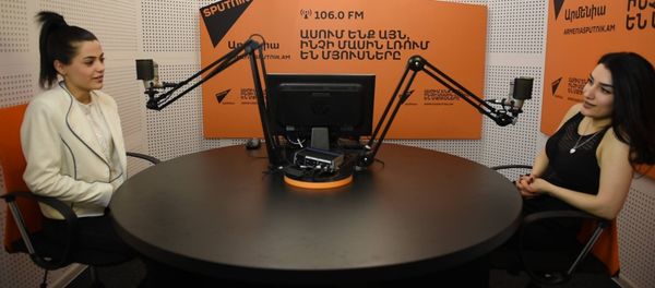 Певица Анна Хачатрян встретилась в Sputnik Армения с Ангелиной Папикян, покинувшей проект Ты супер! - Sputnik Армения