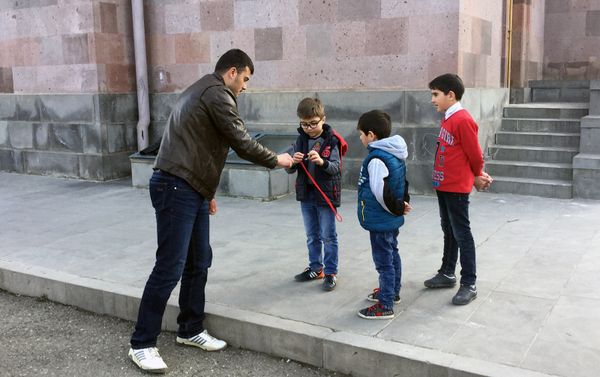 Փոքրիկների խնդրանքով երիտասարդները նաև ցույց տվեցին հոլ պտտելու հմտությունները - Sputnik Արմենիա