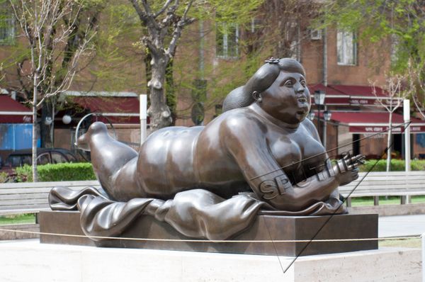 Курящая женщина, 1987. Фернандо Ботеро (р. 1932), Колумбия. Бронза, темно-коричневая патина. Центр искусств Гафесчян - Sputnik Армения