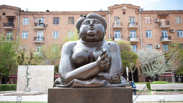 Курящая женщина, 1987. Фернандо Ботеро (р. 1932), Колумбия. Бронза, темно-коричневая патина. Центр искусств Гафесчян - Sputnik Արմենիա