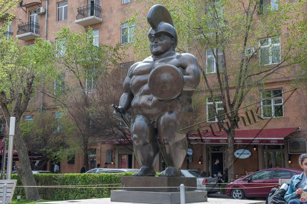 Римский воин, 1985-1986. Фернандо Ботеро (р. 1932), Колумбия. Бронза, темно-коричневая патина. Центр искусств Гафесчян. - Sputnik Армения
