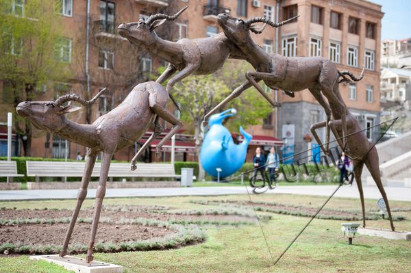 Прыжок антилопы, 2005. Сарадж Гуа (р. 1966), Великобритания. Сваренная (сварная) лакированная сталь. Центр искусств Гафесчян. - Sputnik Армения