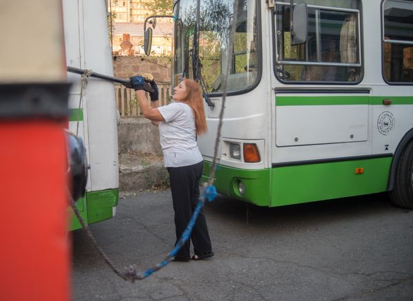 Էլմիրա (Էմմա) Մանյանը Երևանում տրոլեյբուսի միակ կին վարորդն է - Sputnik Արմենիա