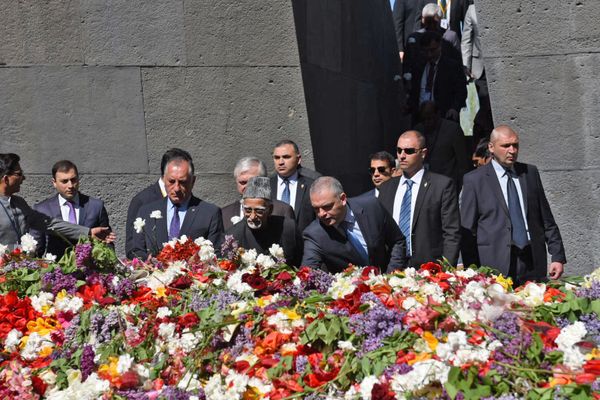 Вице-президент Индии Мохаммад Хамид Ансари посетил мемориальный комплекс Цицернакаберд, где почтил память жертв Геноцида армян Вице-президент Индии Мохаммад Хамид Ансари посетил мемориальный комплекс Цицернакаберд, где почтил память жертв Геноцида армян - Sputnik Армения