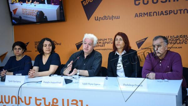 Нилгун Кая, Денэ Гюндуз, Саркис Ацпанян, Элиф Селай Эртем и Махмут Узун в пресс-центре Sputnik Армения - Sputnik Армения