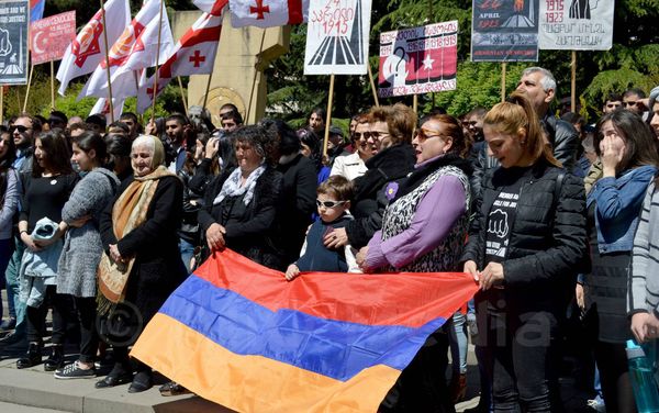 Представители армянской общины Грузии на митинге перед посольством Турции - Sputnik Армения