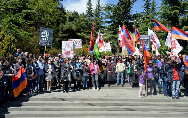 Представители армянской общины Грузии на митинге перед посольством Турции - Sputnik Армения