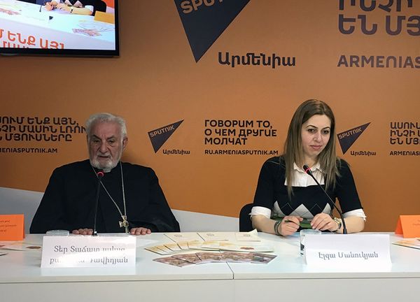 Советник центра Кана, старший дьякон Тачат Давидян и Ответственная христианского образовательного центра Кана Араратской Патриаршей епархии Эльза Манукян - Sputnik Արմենիա