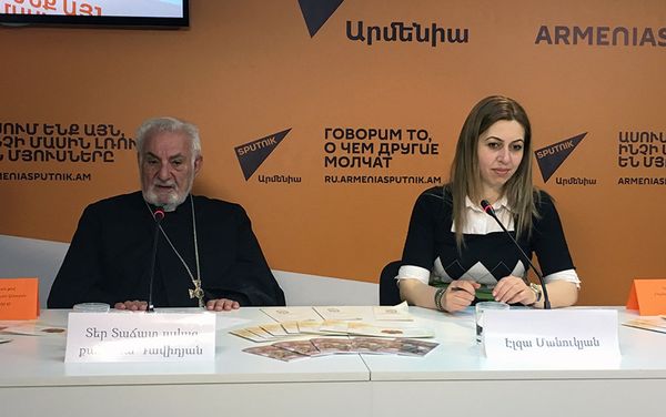 Советник центра Кана, старший дьякон Тачат Давидян и Ответственная христианского образовательного центра Кана Араратской Патриаршей епархии Эльза Манукян Советник центра Кана, старший дьякон Тачат Давидян и Ответственная христианского образовательного центра Кана Араратской Патриаршей епархии Эльза Манукян - Sputnik Армения
