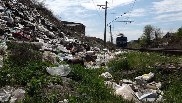 Мусор вдоль железной дороги Армении Мусор вдоль железной дороги Армении - Sputnik Армения