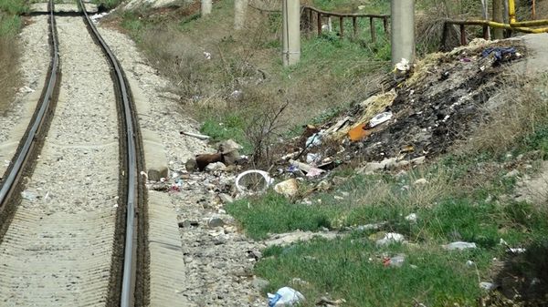 Мусор вдоль железной дороги Армении Мусор вдоль железной дороги Армении - Sputnik Армения