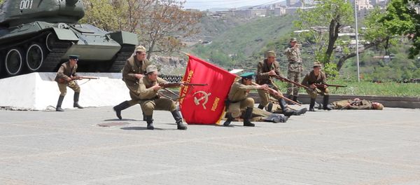 Историческая реконструкция одного из боев 89-й Армянской Таманской стрелковой дивизии времен Великой Отечественной войны в Парке Победы Историческая реконструкция одного из боев 89-й Армянской Таманской стрелковой дивизии времен Великой Отечественной войны в Парке Победы - Sputnik Армения