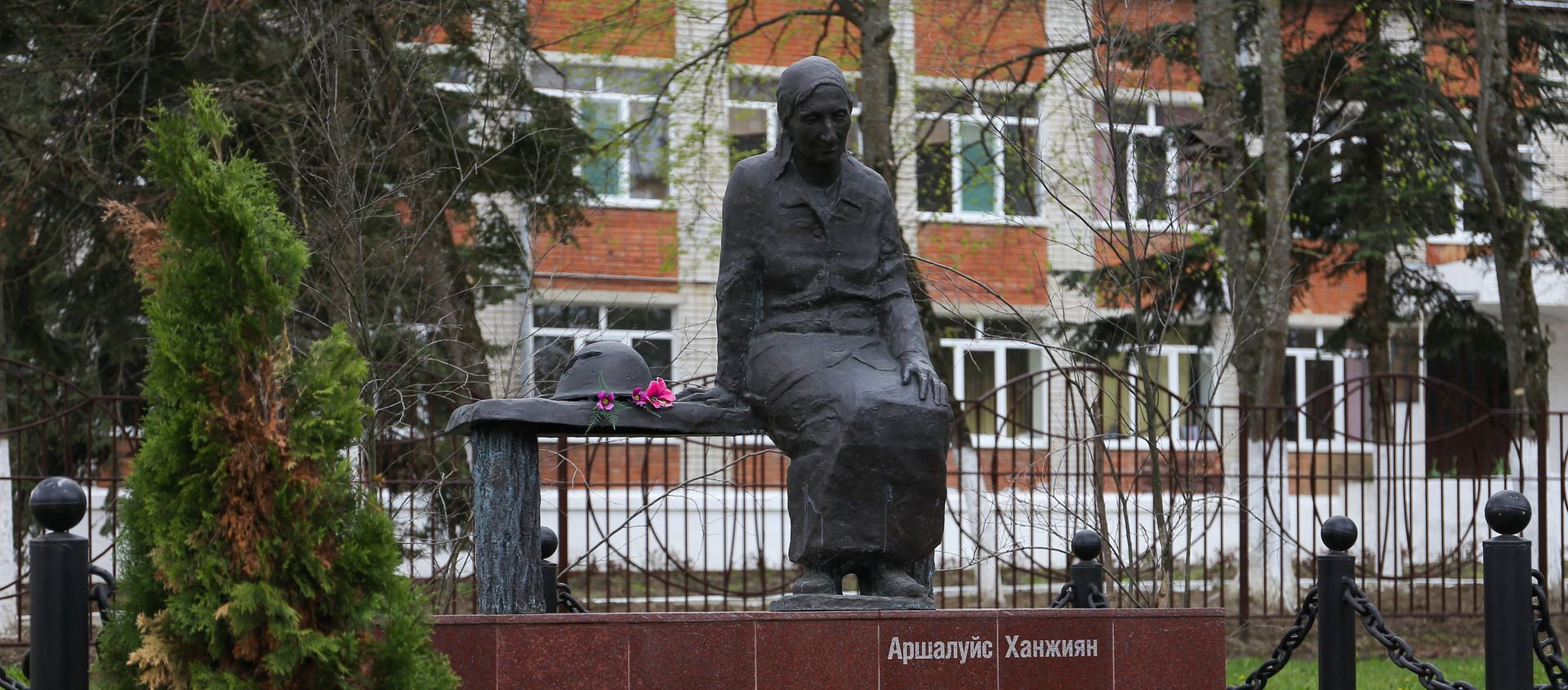 Памятник Аршалуйс Ханжиян в Горячем Ключе Памятник Аршалуйс Ханжиян в Горячем Ключе - Sputnik Արմենիա, 1920, 07.04.2021