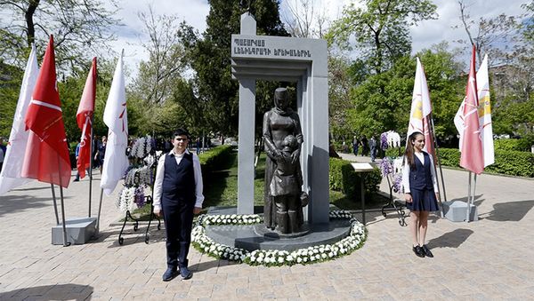 Мэр Еревана и губернатор Санкт-Петербурга возложили цветы к памятнику детям блокадного Ленинграда - Sputnik Армения