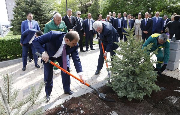 Мэр Еревана и губернатор Санкт-Петербурга возложили цветы к памятнику детям блокадного Ленинграда - Sputnik Армения
