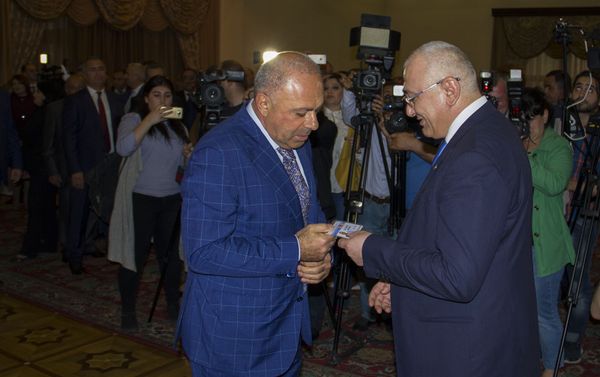Ալիկ Սարգսյանը ստանում է իր մանդատը - Sputnik Արմենիա