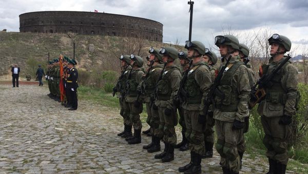Марш армянских и российских военных к памятнику Мать Армения в Гюмри - Sputnik Армения