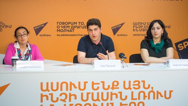 Лусине Харатян, Айк Мкртчян и Айкуи Авагян - Sputnik Армения