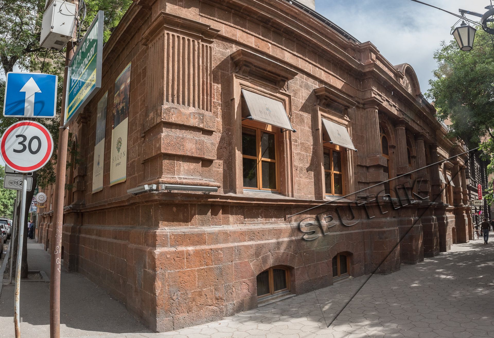 О чем рассказывают здания малого центра Еревана, или Сокровища улицы Абовяна О чем рассказывают здания малого центра Еревана, или Сокровища улицы Абовяна - Sputnik Армения, 1920, 30.05.2021