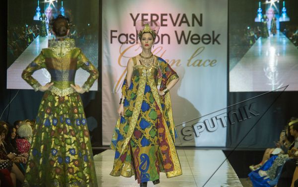 Неделя моды Golden Lace в рамках VII ювелирной выставки Yerevan Show Неделя моды Golden Lace в рамках VII ювелирной выставки Yerevan Show - Sputnik Армения