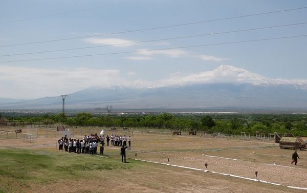 Երևանում, Արտաշատում և Արմավիրում սահմանապահ ջոկատներին կից գործող երեք դպրոցների աշակերտները մասնակցեցին «Խաղաղությամբ ու բարեկամաբար» ռազմահայրենասիրական խաղին, որը կազմակերպել էր ՀԱՊԿ ինստիտուտի հայաստանյան ներկայացուցչությունը՝ Ռուսաստանի ԱԴԾ սահմանապահ վարչության հետ համատեղ: - Sputnik Արմենիա
