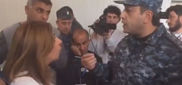 Напряженная ситуация в избирательном штабе Тарона Маргаряна в Аване Напряженная ситуация в избирательном штабе Тарона Маргаряна в Аване - Sputnik Армения