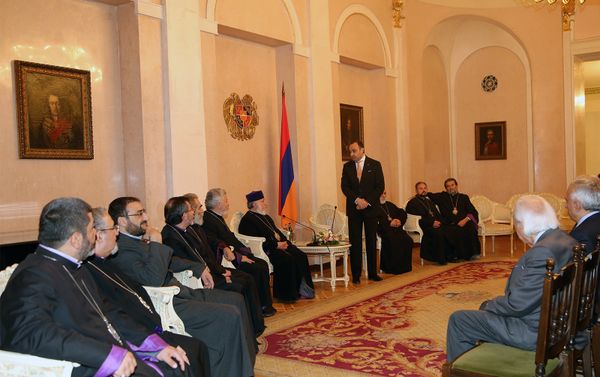 Верховный патриарх и Католикос всех армян Гарегин II встретился с послом Армении в России Варданом Тоганяном Верховный патриарх и Католикос всех армян Гарегин II встретился с послом Армении в России Варданом Тоганяном - Sputnik Армения