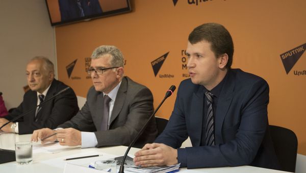 Карен Асоян, Гагик Мкртчян и Никита Печников. Пресс-конференция о сотрудничестве РФ и РА в ювелирном деле в ЕАЭС - Sputnik Армения