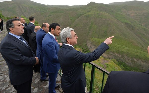 ՀՀ նախագահ Սերժ Սարգսյանի այցը «Գառնի» պատմամշակութային արգելոց-թանգարան և Գեղարդավանք ՀՀ նախագահ Սերժ Սարգսյանի այցը «Գառնի» պատմամշակութային արգելոց-թանգարան և Գեղարդավանք - Sputnik Արմենիա