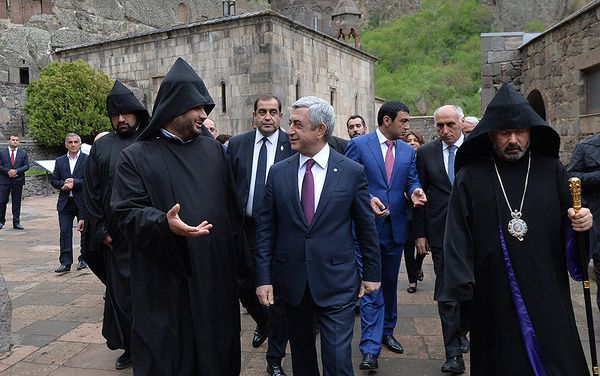 ՀՀ նախագահ Սերժ Սարգսյանի այցը «Գառնի» պատմամշակութային արգելոց-թանգարան և Գեղարդավանք ՀՀ նախագահ Սերժ Սարգսյանի այցը «Գառնի» պատմամշակութային արգելոց-թանգարան և Գեղարդավանք - Sputnik Արմենիա